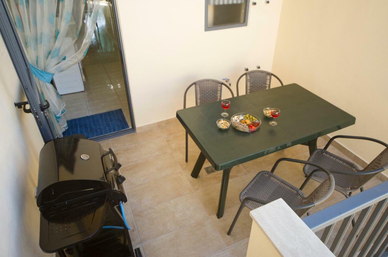 Sliema Duplex 1 Bedroom Apartment With 2 Bathrooms- Sleep 4 Exterior photo